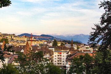 Fototapeta na wymiar Vue sur le lac Léman et la ville de Lausanne au coucher du soleil depuis le quartier de Sous-Gare (Canton de Vaud, Suisse)