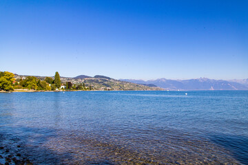 Vue d'été sur le lac Léman depuis les quais d'Ouchy à Lausanne (Canton de Vaud, Suisse)