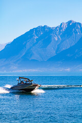 Fototapeta premium Vue d'été sur le lac Léman depuis les quais d'Ouchy à Lausanne (Canton de Vaud, Suisse)