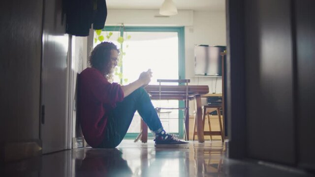 homme, joue, t&eacute;l&eacute;phone, smartphone, jouer, gagner, concentr&eacute;e, conduire, voiture, assis, couloir, blond, cheveux long, boucl&eacute;e, fris&eacute;e, 