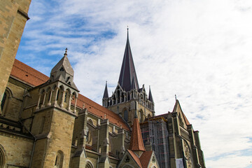 Fototapeta premium Vue sur le clocher de la cathédrale de Lausanne (Canton de Vaud, Suisse)