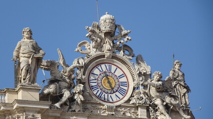 Fototapeta na wymiar dettaglio dell'orologio della basilica di San Pietro, Roma