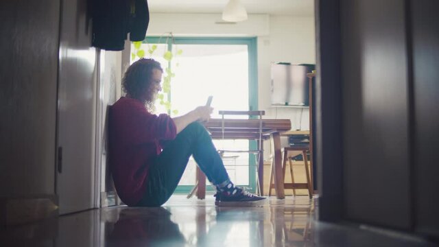 homme, t&eacute;l&eacute;phone, smartphone, SMS, appelle, parler, assis, couloir, blond, boucl&eacute;e, fris&eacute;e, concentr&eacute;e, 