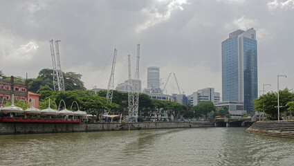 Fototapeta na wymiar View of the Singapore River.On the waterfront pedestrians