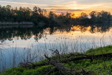 Fototapeta na wymiar Sonnenaufgang an einem kleinen See in Bayern