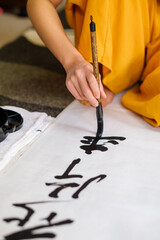 書道をする日本人女性　習字　毛筆