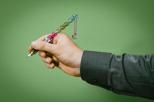 M&auml;nnerhand mit albernem bunten Stift