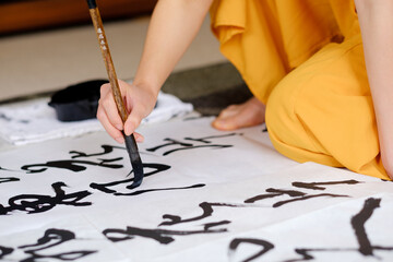 書道をする日本人女性　習字　毛筆