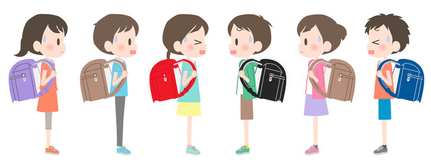 困った表情でランドセルを背負う小学生