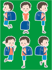ランドセルを背負う笑顔の男の子