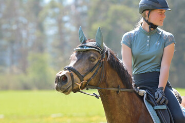 Obraz premium Mädchen mit Pferd/Pony unterwegs 