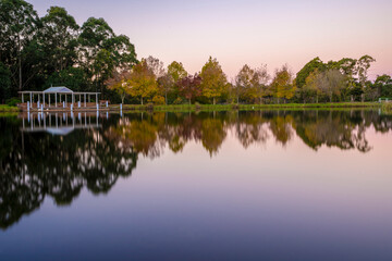 Obraz premium Lakeside reflections at Fagan Park in Sydney during Autumn.