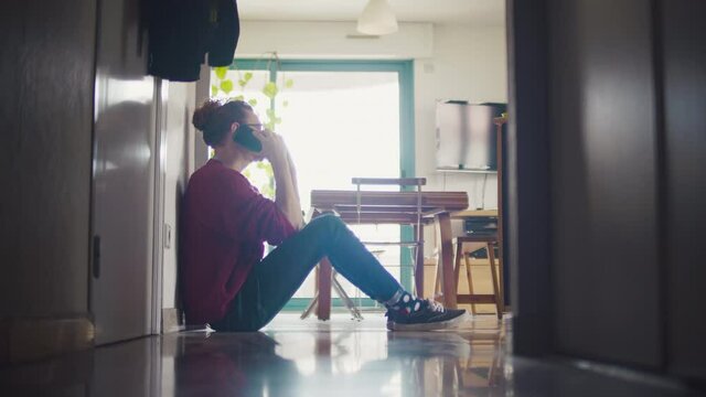 homme, t&eacute;l&eacute;phone, smartphone, SMS, appelle, parler, assis, couloir, blond, boucl&eacute;e, fris&eacute;e, concentr&eacute;e, 