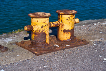Naklejka premium A side view of a double bitt mooring bollard