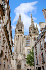 Quimper. Vue sur la cathédrale Saint-Corentin depuis une rue de l'ancienne ville. Finistère. Bretagne