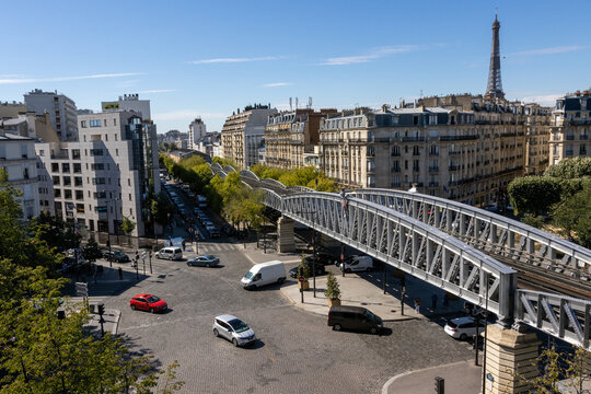 Place Cambronne, Paris, at daytime with Eiffeltower in background