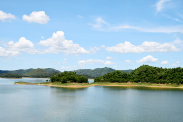 Obraz premium Beautiful scenery of Kaeng Krachan Reservoir, Petchaburi, Thailand