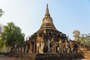 Obraz premium Wat Chang Lom stupa at the Si Satchanalai Historical Park, Sukhothai, Thailand