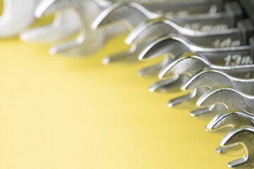 Wrenches of different diameters in a row