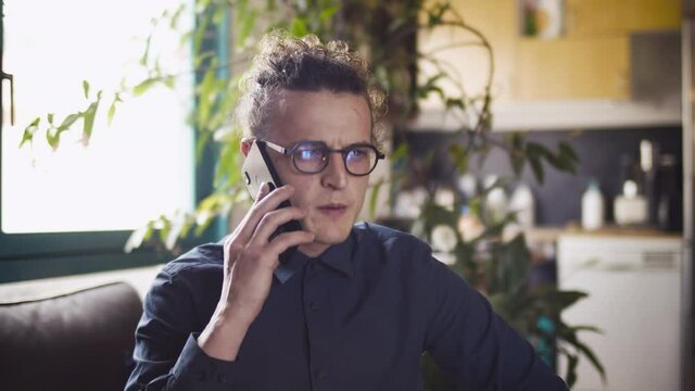 homme d'affaires, affaires, portrait, t&eacute;l&eacute;phone, bisness man, t&eacute;l&eacute;travaille,  t&eacute;l&eacute;phone, jeune, gens, beau, lunettes, personne, sourire, lunettes de soleil, content, homme, 
