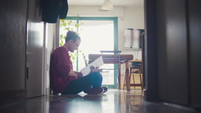 homme, lecture, r&eacute;vision, concentr&eacute;e, assis, couloire, subjugu&eacute;e, passionn&eacute;e, lunette, travaille, r&eacute;vision, devoir, concentration, livre, BD, lire, regarder, travaillant, 