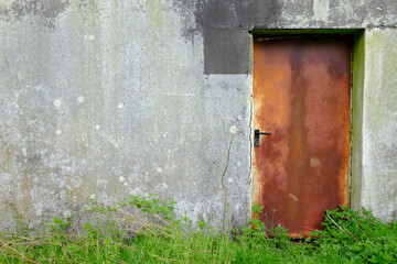 Altes Gebäude mit einer rostigen Stahltür