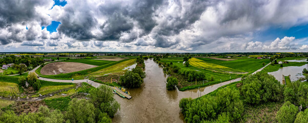 rzeka Odra, wysoki stan wody w okolicy Raciborza, przeprawa promowa - obrazy, fototapety, plakaty