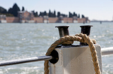 klampe am vaporetto mit san michele im hintergrund