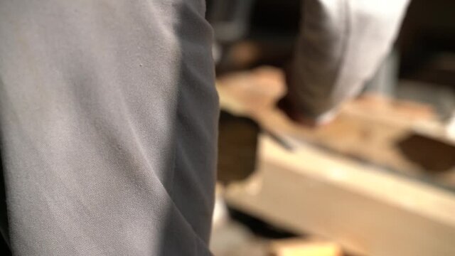 建築現場で働く大工　防腐加工木材　曲尺で採寸