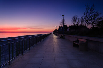 SUNRISE OVER THE SEASHORE - A colorful morning on the promenade 