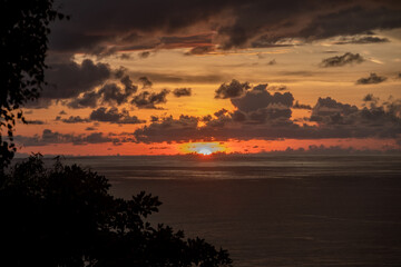 Obraz na płótnie Canvas View of sunset on the Pacific coast of Manuel Antonio