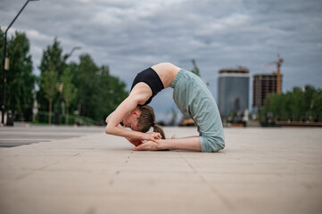 Fototapeta na wymiar Girl practice yoga and meditation in the city.