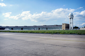 Nördliche Rollbahn des alten Tempelhofer Flughafens in Berlin mit Radarturm und Hangar im...