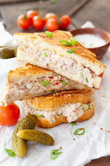 Sandwich mit Thunfisch und Kaese