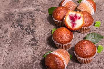 Cupcakes stuffed currant jam