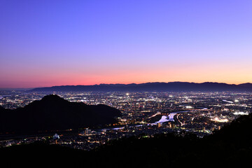 日本の岐阜市の夜景を百々ヶ峰山頂から見下ろす。 - obrazy, fototapety, plakaty
