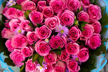 Gran ramo de rosas de color rosa.