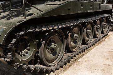Obraz na płótnie Canvas Detalle de las ruedas de un tanque militar.