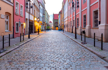 Obraz premium Poznan. Old traditional narrow city street at sunrise.