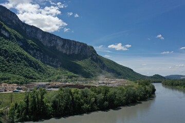 Fototapeta na wymiar Décharge publique entre une montagne et une rivière