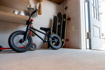 玄関に置いてある競技用MTBとスケボー