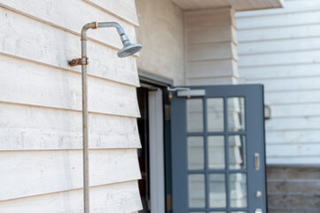 外シャワーのある玄関エントランス