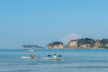 Fototapeta na wymiar シーカヤックと江ノ島と富士山