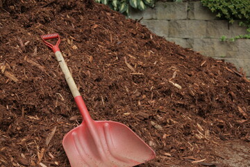shovel with mulch