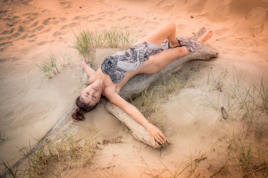 Femme nue sur une plage Naturiste