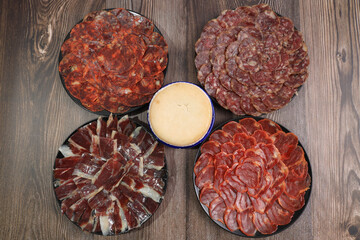 Various portions of Iberian sausages: Barros cake cheese, Iberian ham, tenderloin, chorizo and 100% acorn-fed salchichón