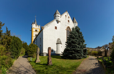 Fototapeta na wymiar old castle church in Ingelheim, Germany