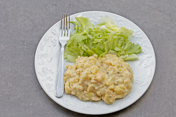 assiette de truffade et salade sur une table