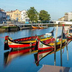 Barcos moliceios num canal da Ria de Aveiro na cidade de Aveiro