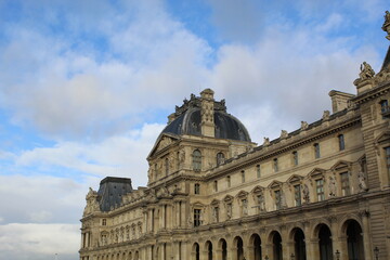Fototapeta na wymiar Louvre Side